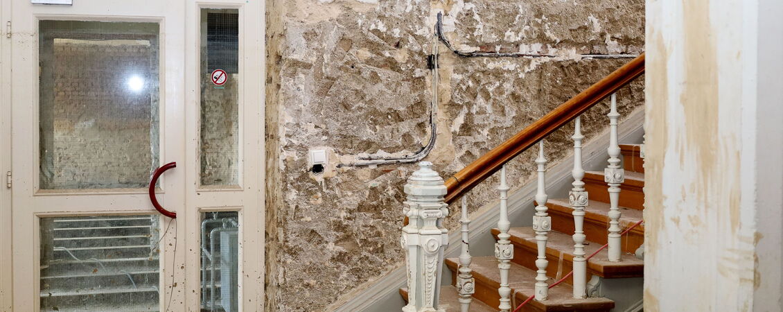 Innenaufnahme des Rathauses mit Flutschäden