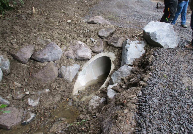Neuer Bachdurchlass an einem Wirtschaftsweg in der OG Lind