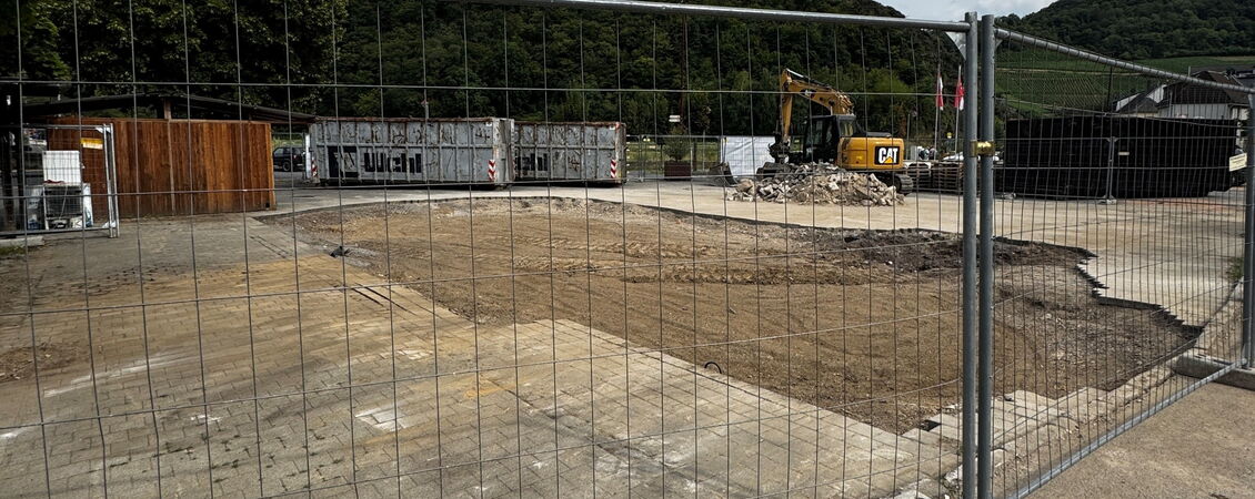 Bauarbeiten auf dem Waagplatz in Mayschoß