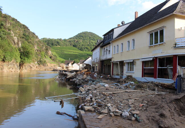 Flutschäden an der Ahrufermauer in Mayschoß