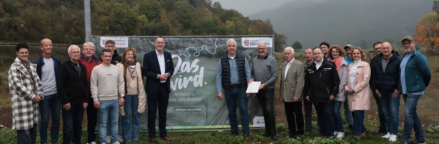 Fördermittelübergabe für den Sportplatz in Hönningen