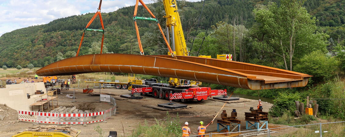 Einhub der neuen Brücke Vor Kiehren