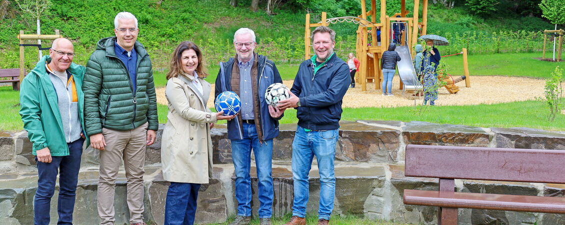 Verantwortliche vor dem fertiggestellten Bolz- und Spielplatz