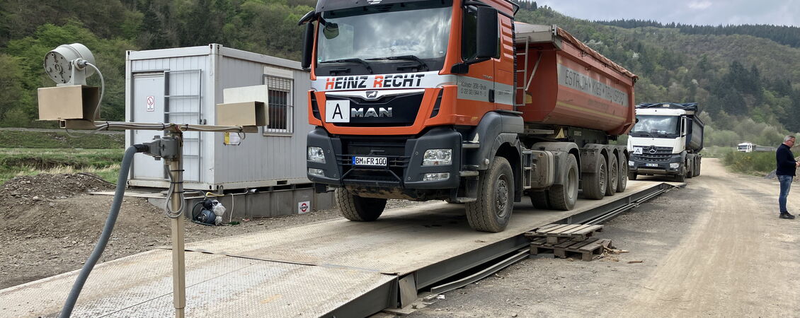 Beladener LKW auf einer Fahrzeugwaage