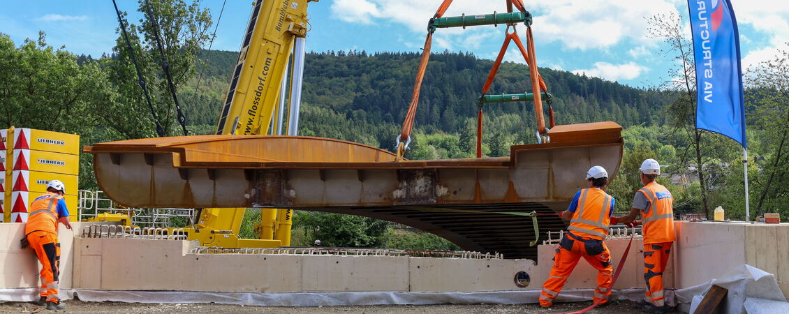 Einhub der neuen Brücke Vor Kiehren