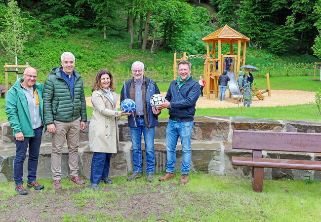 Verantwortliche vor dem fertiggestellten Bolz- und Spielplatz