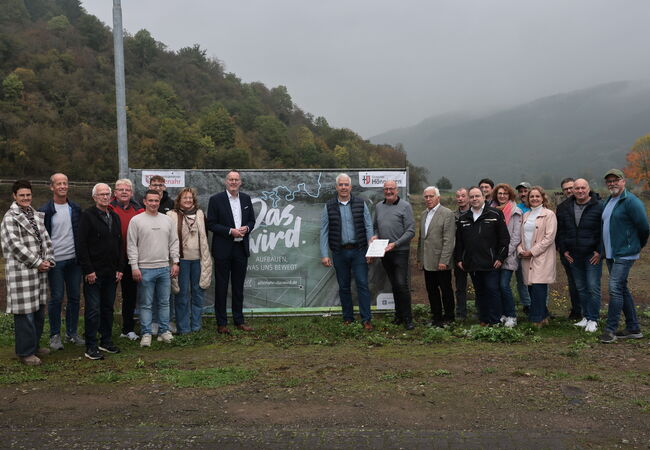 Fördermittelübergabe für den Sportplatz in Hönningen