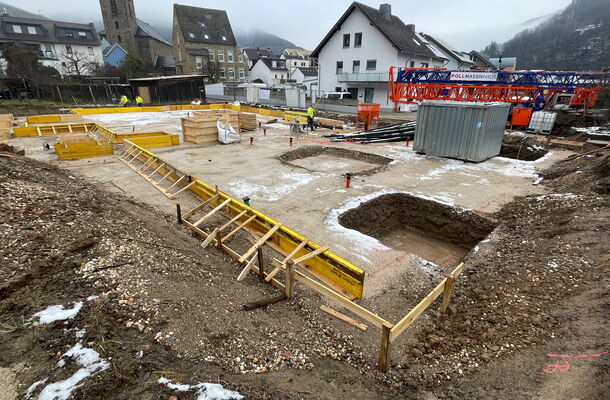 Einschalung der Bodenplatte für den neuen Kindergarten Dernau