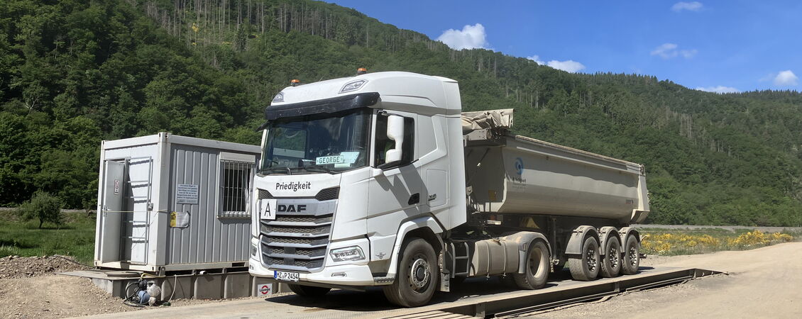Beladener LKW auf einer Fahrzeugwaage