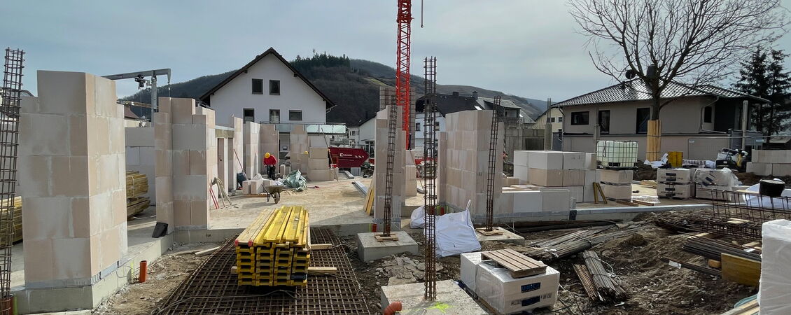 Mauer- und Einschalarbeiten auf der Baustelle für den Kindergarten Dernau