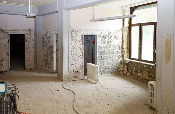 Innenaufnahme des Rathauses mit Flutschäden