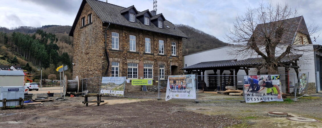 Frontansicht des Gemeindehauses Rech