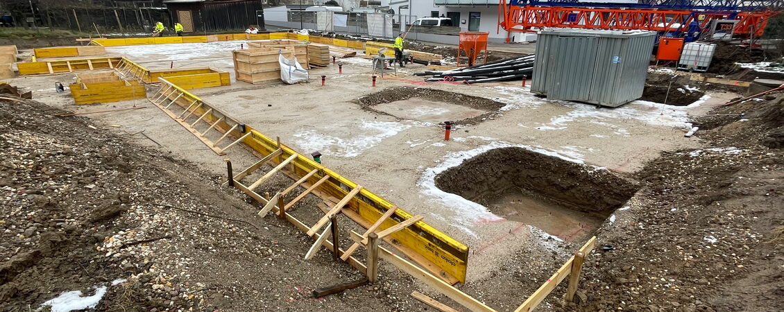 Einschalung der Bodenplatte für den neuen Kindergarten Dernau