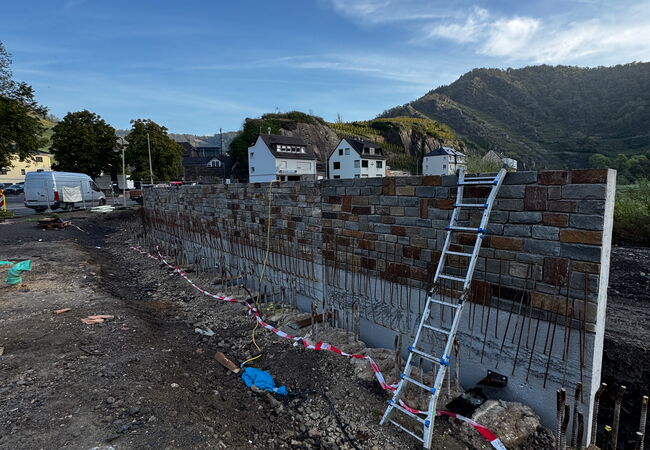 Bauarbeiten an der neuen Ahrufermauer in Mayschoß