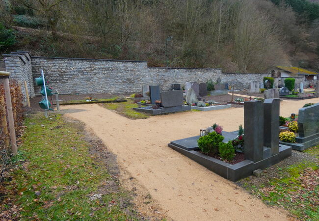 Friedhof in Rech mit neuer Stützmauer