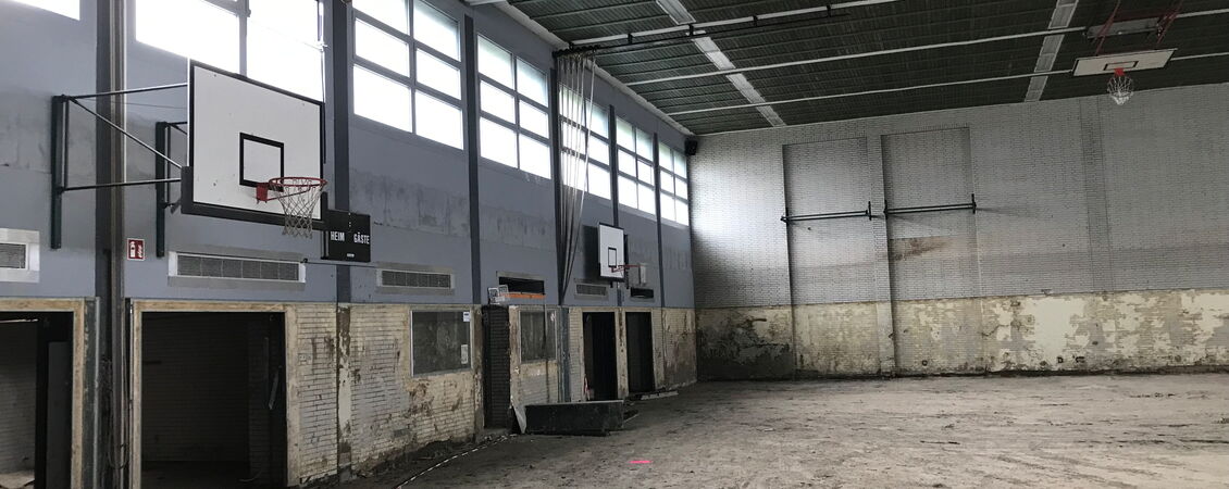 Innenansicht der beschädigten Sporthalle in Altenahr