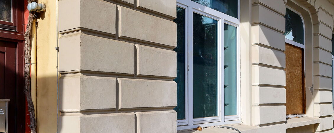 Außenaufnahme des Rathauses mit Heizölschaden