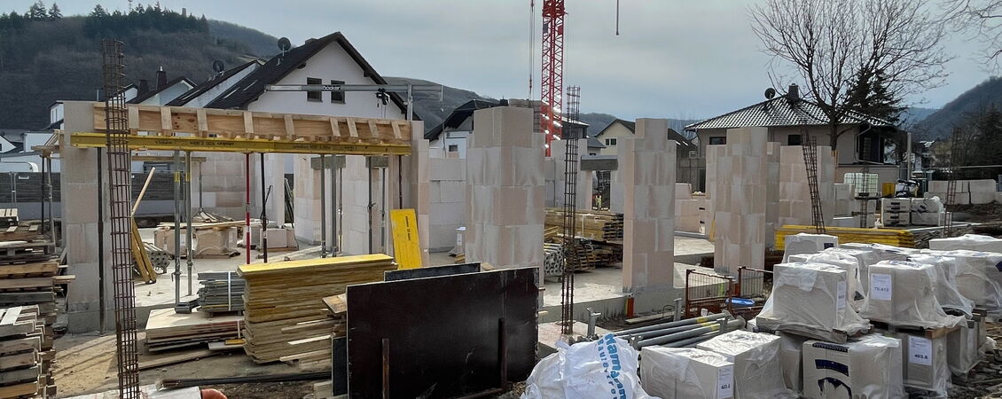 Mauer- und Einschalarbeiten auf der Baustelle für den Kindergarten Dernau