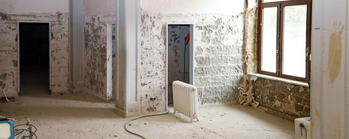 Innenaufnahme des Rathauses mit Flutschäden