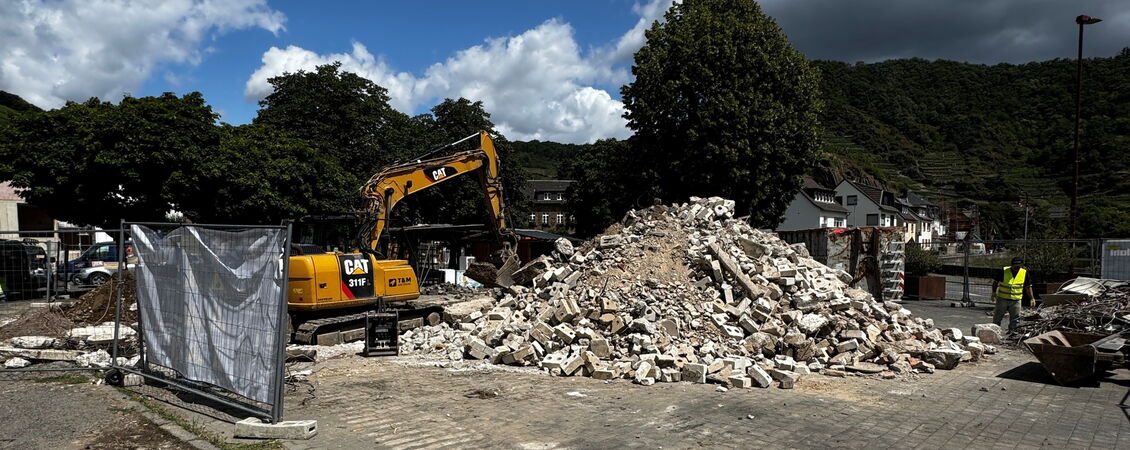 Bauarbeiten auf dem Waagplatz in Mayschoß