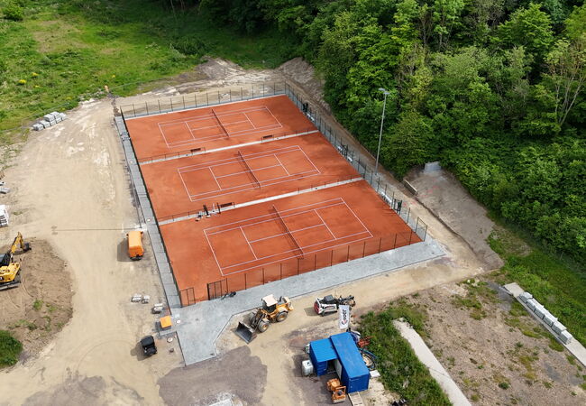 Laufaufnahme der Tennisplätze in Dernau